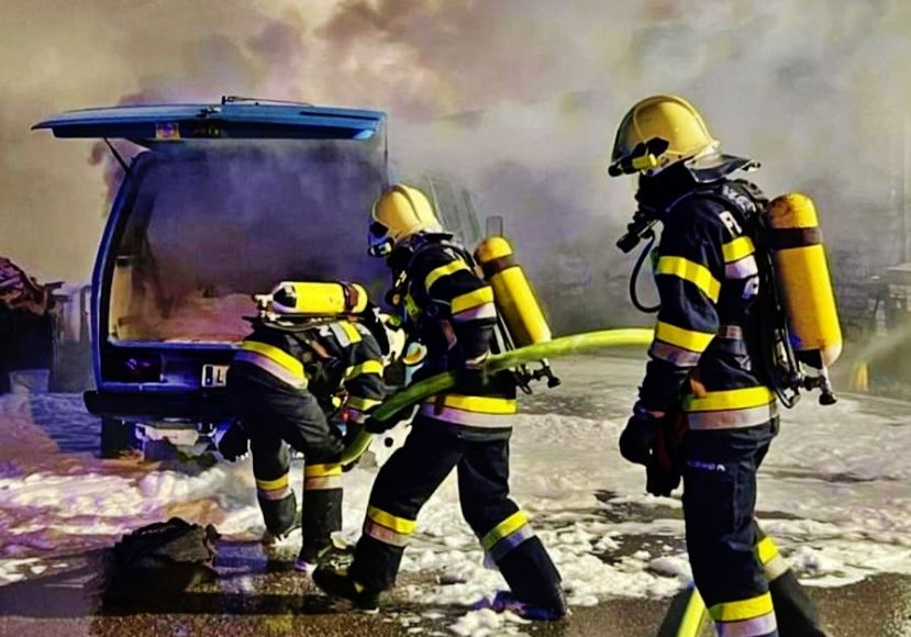 Fahrzeugbrand bei einem Gasthaus