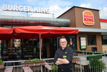Anlässlich des Jubiläums verteilen Standortleiter Hannes Helmhart und sein Team ab 26. Juni zu jedem Large Menü eine gratis Sonnenbrille – nur bei Burger King Liezen solange der Vorrat reicht. 