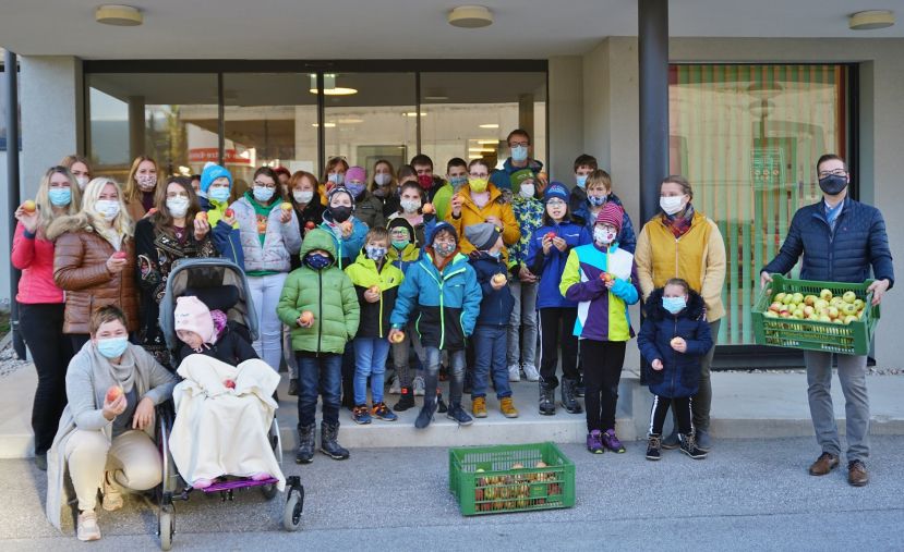 Die Schülerinnen und Schüler der Allgemeinen Sonderschule Gröbming freuen sich über den Vitaminstoß.