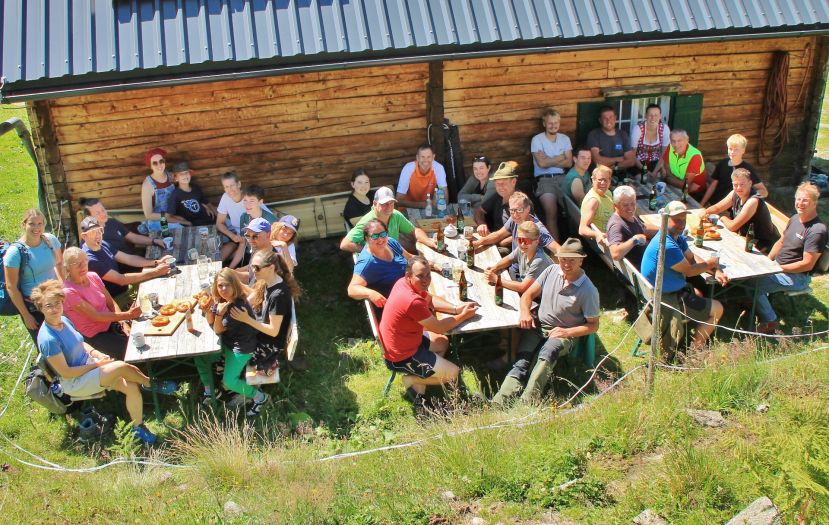 Freiwillige packten auf der Alm kräftig an
