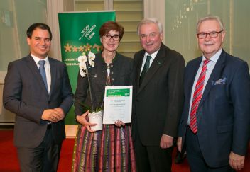 Landeshauptmannstellvertreter Mag. Michael Schickhofer, die geehrte Mag. Nora Schönfellinger, Landeshauptmann Hermann Schützenhöfer, Landtagspräsident Franz Majcen