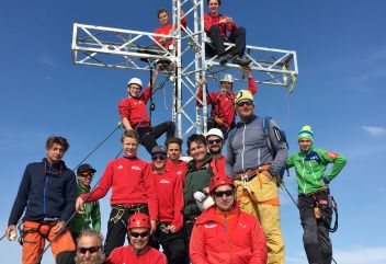 Im Rahmen des „Team-Buildings“ haben die E-Werk Lehrlinge den Dachsteingipfel erklommen.