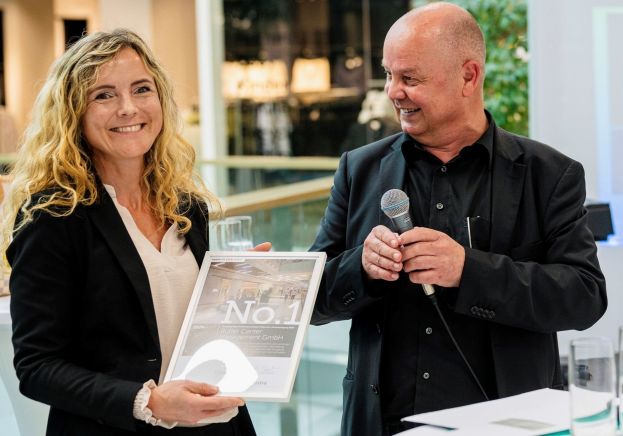 Mag. Maria Prims, Centermanagerin Eli Liezen, nimmt freudig den Award entgegen, zum 11. Mal auf dem 1. Platz.
