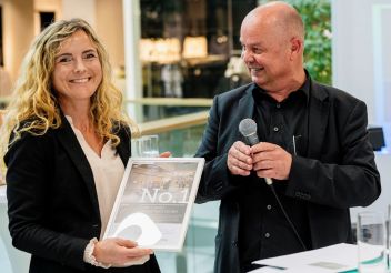 Mag. Maria Prims, Centermanagerin Eli Liezen, nimmt freudig den Award entgegen, zum 11. Mal auf dem 1. Platz.
