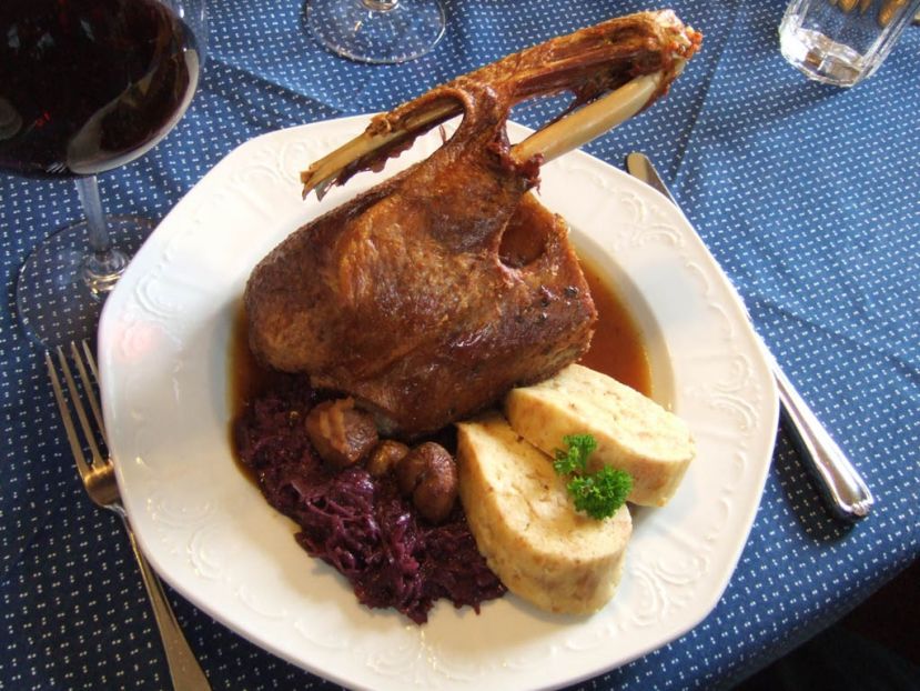 Martinigansl mit Rotkraut und Serviettenknödel 2005