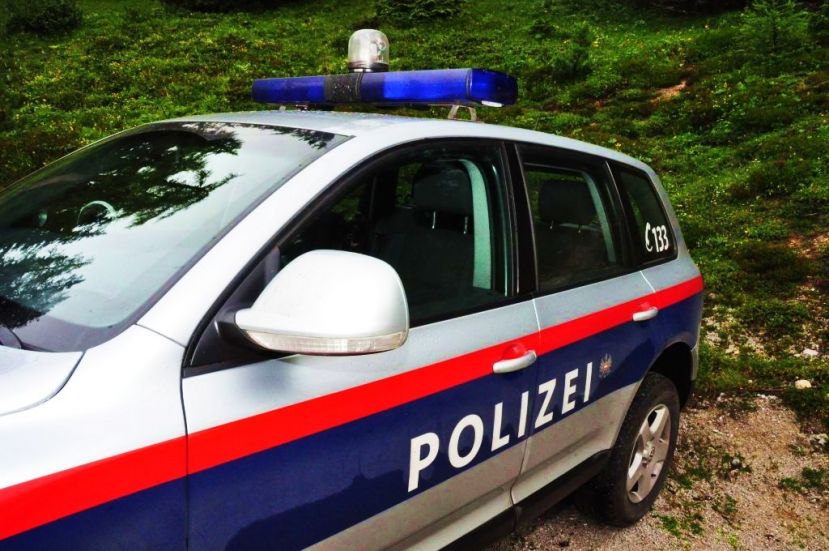 Geldtasche aus Auto gestohlen.