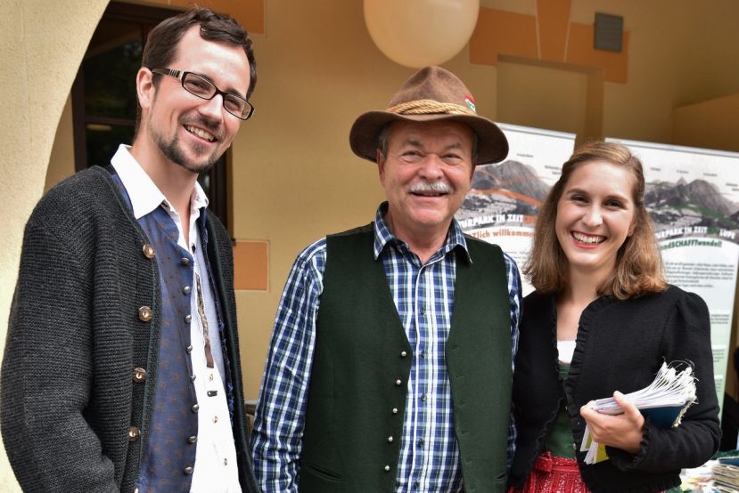 DI Eva Maria Vorwagner (rechts) in Aktion als Biodiversitätsexpertin: Im Gespräch mit Naturparkmitarbeiter Oliver Gulas MSc (links) und Naturvermittler und Geoparkführer Herbert Traisch (Mitte)
