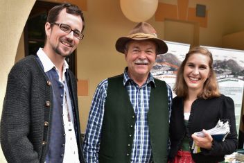 DI Eva Maria Vorwagner (rechts) in Aktion als Biodiversitätsexpertin: Im Gespräch mit Naturparkmitarbeiter Oliver Gulas MSc (links) und Naturvermittler und Geoparkführer Herbert Traisch (Mitte)
