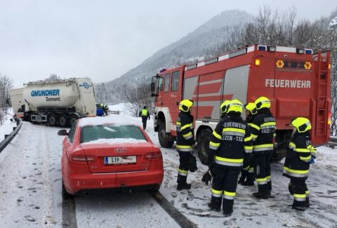 Verkehrsunfall auf Schneefahrbahn