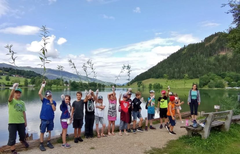 Kinder erforschen pflanzliche Neuankömmlinge