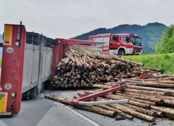 Bei Holztransport schwer verletzt