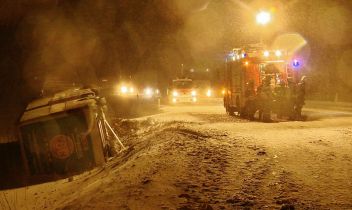 Reisebus im Schnee umgestürzt