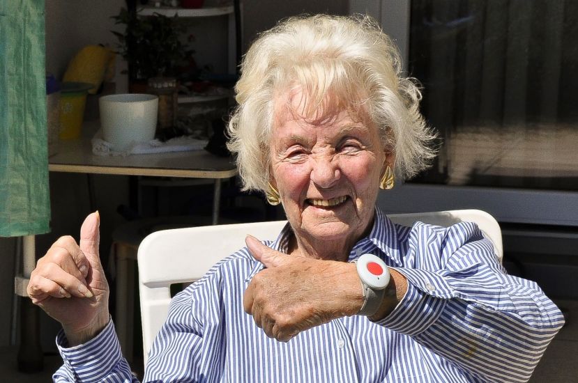 Edith Filzmair mit dem Rufhilfearmband