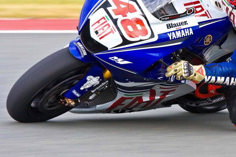 Motorrad gegen Felswand geprallt