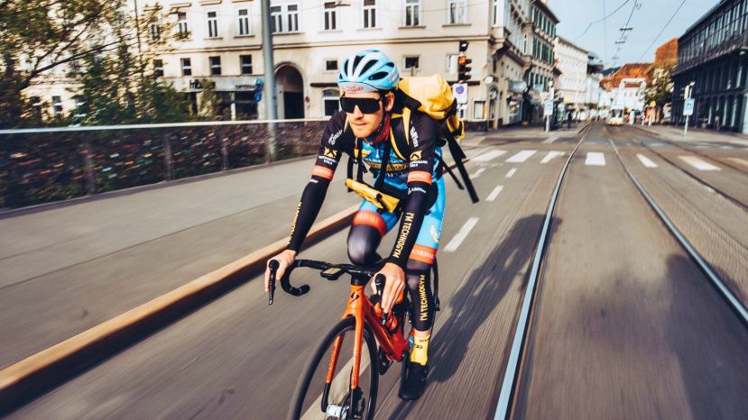 Radprofi Stephan Rabitsch ist während der Corona-Krise als wohl schnellster Fahrradkurier Österreichs in Graz unterwegs