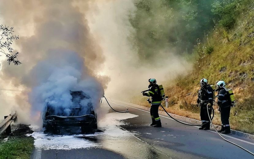 Fahrzeug stand in Lassing im Vollbrand