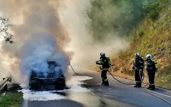 Fahrzeug stand in Lassing im Vollbrand