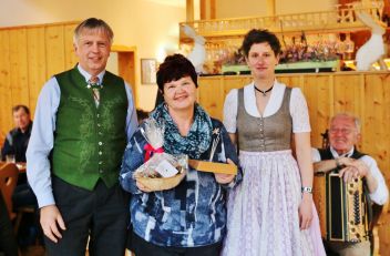 Margret Reinbacher (Mitte) wurde von der Obfrau Verein zum Schutz und Erhalt der Narzissenwiesen, Mag. Franziska Miller-Aichholz (r.), und Narzissenfestvereinsobmann Ing. Rudolf Grill (l.) mit der silbernen Narzisse ausgezeichnet.