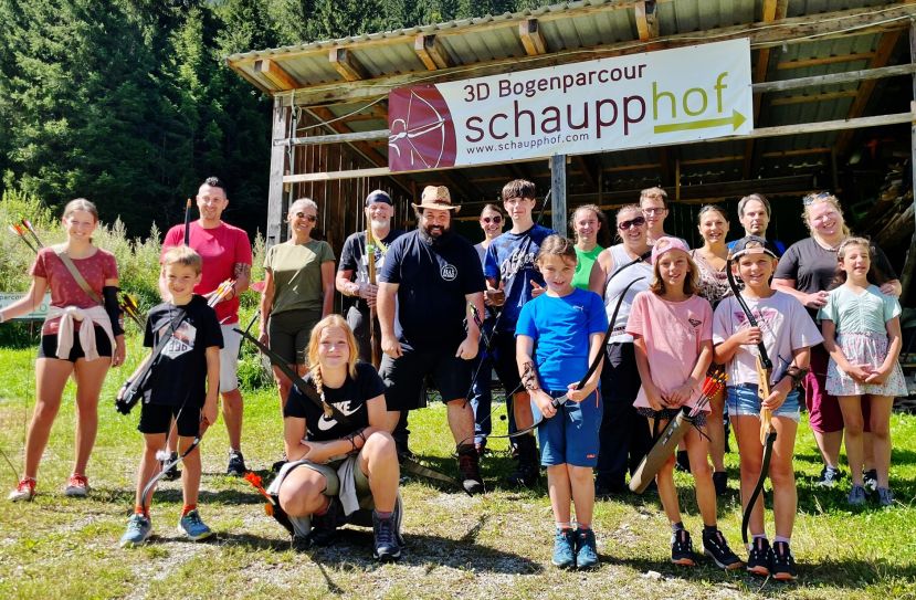 Die ‚fokussierte‘ Gruppe „Bogenschießen-Einstieg“ am Schaupphof in Donnersbachwald mit Markus Einhauer