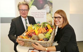 Gesundheitslandesrat Christopher Drexler und Ernährungsexpertin Martina Steiner