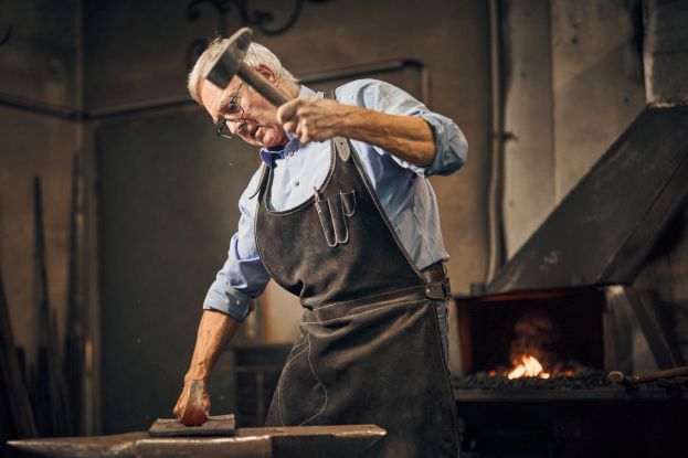 Der Schmied bei der Trophäen-Herstellung. Handwerk auf höchstem Niveau.