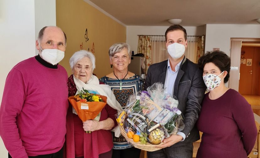 Pfarrer Dr. Manfred Mitteregger, Frieda Weitgasser, Tochter Christine Weitgasser, Bgm. Thomas Reingruber und Vizebürgermeisterin Alexandra Rauch