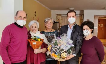 Pfarrer Dr. Manfred Mitteregger, Frieda Weitgasser, Tochter Christine Weitgasser, Bgm. Thomas Reingruber und Vizebürgermeisterin Alexandra Rauch