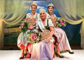 Lisa aus Bad Ischl, OÖ., Königin Sabrina aus Deutsch Goritz, Südoststeiermark, und Marie-Theres Gewessler aus Bad Mitterndorf