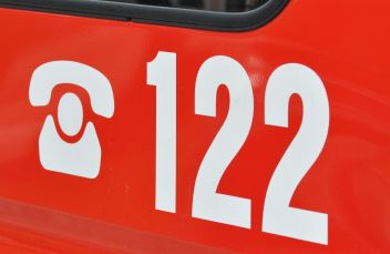 Zeitungen an Bushaltestelle angezündet