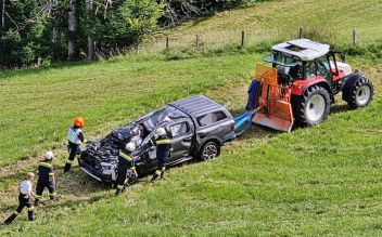 Pick-Up stürzt 150 Meter in die Tiefe