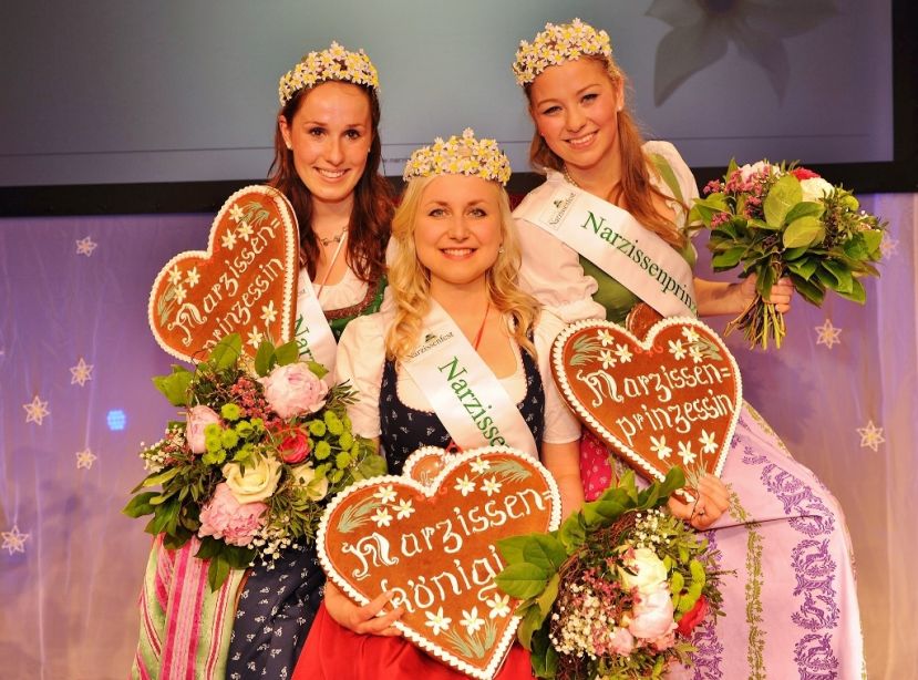 Frisch gekrönt (v.l.n.r.): Prinzessin Maria, Königin Sarah und Prinzessin Nicole.