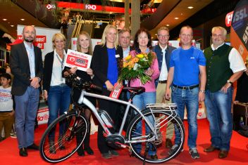 v.l.n.r.: Stefan Rucker (Filialleitung Media Markt), Anneliese Fellner (Filialleitung Gigasport), Bettina Jäger, Daniela Schlemmer (Centermanagerin), Mag. Michael Preihs (Notar),Ingrid Unterweger, Richard Genssler (Markenleitung Seat), Erwin Rath, Herbert Waldeck (Bauverwaltung Liezen)