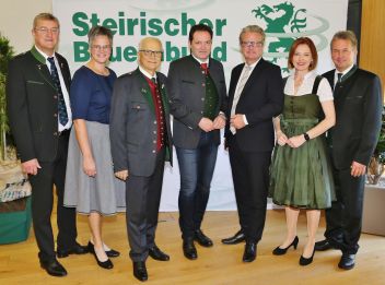 Bauernbunddirektor Franz Tonner, Landesbäuerin Viktoria Brandner, Landesrat Hans Seitinger, Landwirtschaftsminister Norbert Totschnig, Landeshauptmann Christopher Drexler, die designierte Landesrätin Simone Schmiedtbauer sowie der neue Bauernbundobmann LK Präsident Franz Titschenbacher beim Landesbauernrat.