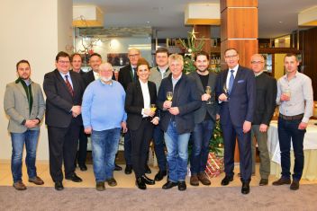 Mario Brandmüller, Jörg Siegel, DI Herbert Wölger, Bertram Mayer, Josef Mitterer, DI Helmuth Neuner, Geschäftsführung Mag. Sandra Neukart, Harald Nachbagauer, Bürgermeister Hermann Watzl, Mag. David Osebik, Geschäftsführung Hartmut Geese, Johannes Scheiblehner, Christian Haider