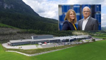 Rudolf Mark und seine Tochter Christina Rami-Mark mit dem Firmengebäude in der Gleinkerau/Spital am Pyhrn.