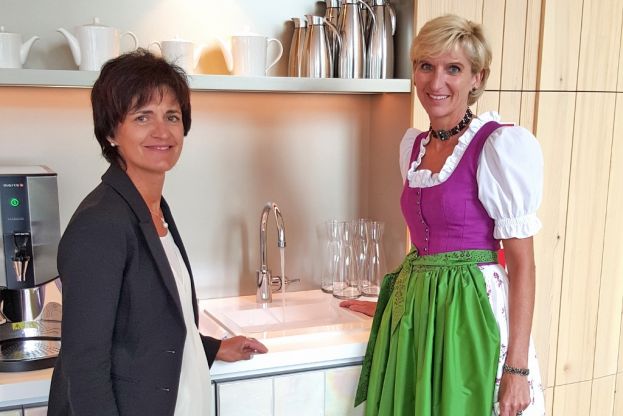 Johanna Köberl vom Ausseer Wassermann mit Dir. Andrea Schupfer (VIVAMAYR Altaussee) bei der ersten Verkostung des belebten Wassers im neuen Gesundheitsresort direkt am Altausseer See.