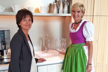 Johanna Köberl vom Ausseer Wassermann mit Dir. Andrea Schupfer (VIVAMAYR Altaussee) bei der ersten Verkostung des belebten Wassers im neuen Gesundheitsresort direkt am Altausseer See.