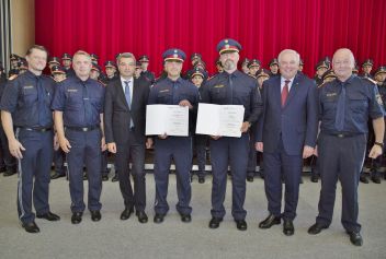 Oberst Rupert Gruber (Leiter des BZS Graz), Generalmajor Manfred Komericky (Landespolizeidirektor-Stv. Stmk), Innenminister Dr. Wolfgang Peschorn, Landeshauptmann Hermann Schützenhöfer und Generalmajor Wolfgang Rauchegger (Landespolizeidirektor-Stv. K) mit den beiden Kurssprechern.