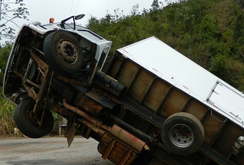 Mit Sattelzug in Grundlsee gestürzt