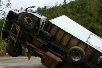Mit Sattelzug in Grundlsee gestürzt