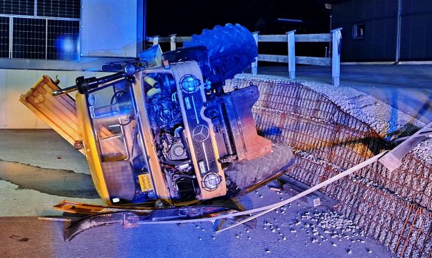 Unimog stürzt bei Böschung ab
