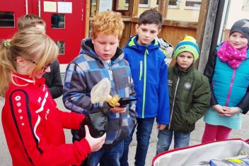 Volksschüler lernen Rotes Kreuz kennen