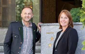 Hoteldirektor Andreas Mayrhofer vom Sporthotel Royer und Gertraud Koller, Abteilungsleiterin Service für Unternehmen.