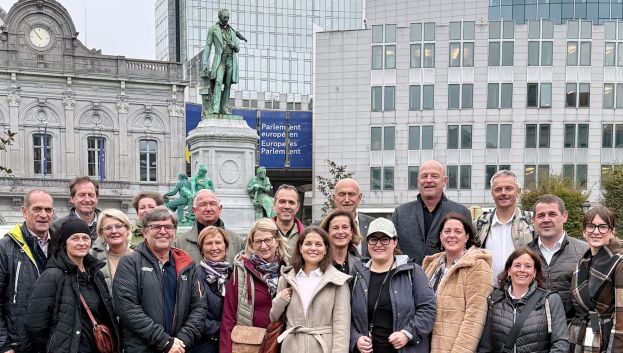 Vertreter der LEADER-Regionen Ennstal-Ausseerland und Mariazellerland-Mürztal in Brüssel vor dem EU-Parlament