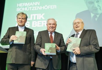 LH Hermann Schützenhöfer mit den Autoren Prof. Herwig Hösele und Dr. Erwin Zankel