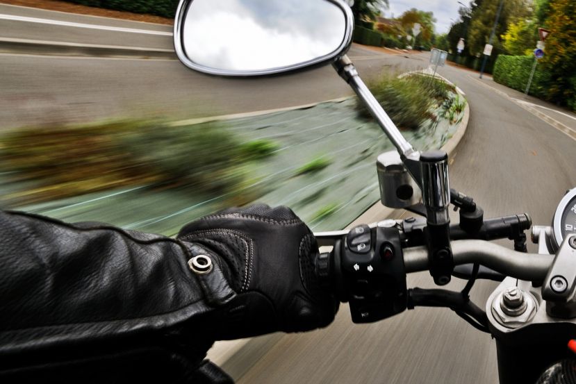 Bei Sturz mit Motorrad schwer verletzt