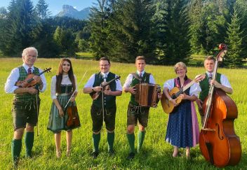 Zu sechst spielt die Ausseer Bradlmusi bei den Ballettabenden im Kur- &amp; Congresshaus Bad Aussee auf.