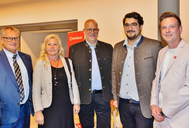 Manfred und Diana Kirchsteiger (Raiffeisenbank Liezen), Roland und Stefan Gyger (Schütterhof) und Marc Hollinger (MeinBezirk)