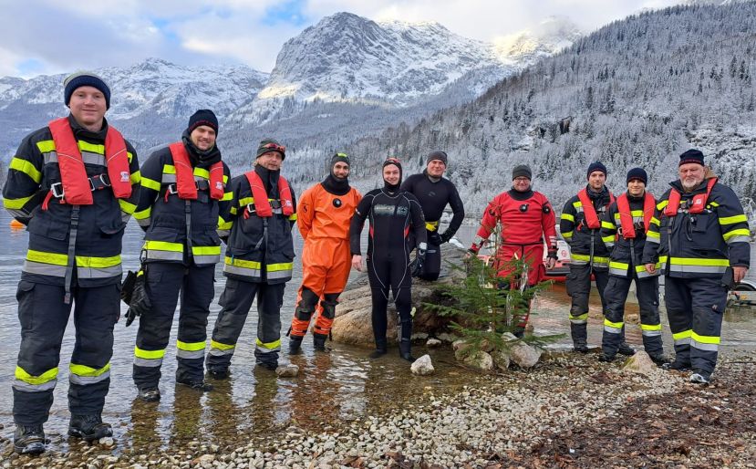 Weihnachtstauchgang der Feuerwehr