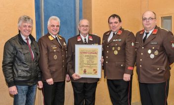 v.l. Bürgermeister Hermann WATZL, ABI Peter MAYER, EHLM Franz GÜTL, HBI Her-bert PEER und OBI Martin STEINER
